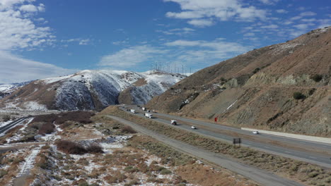 vista aérea ascendente de automóviles y semirremolques de larga distancia carretera de montaña de invierno