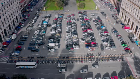 Un-Dron-Inclinado-Revela-El-Arco-De-Los-Caídos-En-La-Plaza-De-La-Victoria