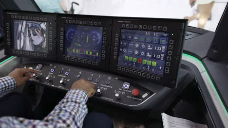 panel de control de la cabina del conductor del tren