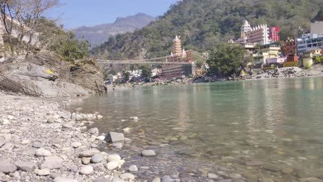 Ram-Jhula-Diese-Lange,-Berühmte-Fußgängerhängebrücke-über-Den-Ganges-Bietet-Eine-Malerische-Aussicht