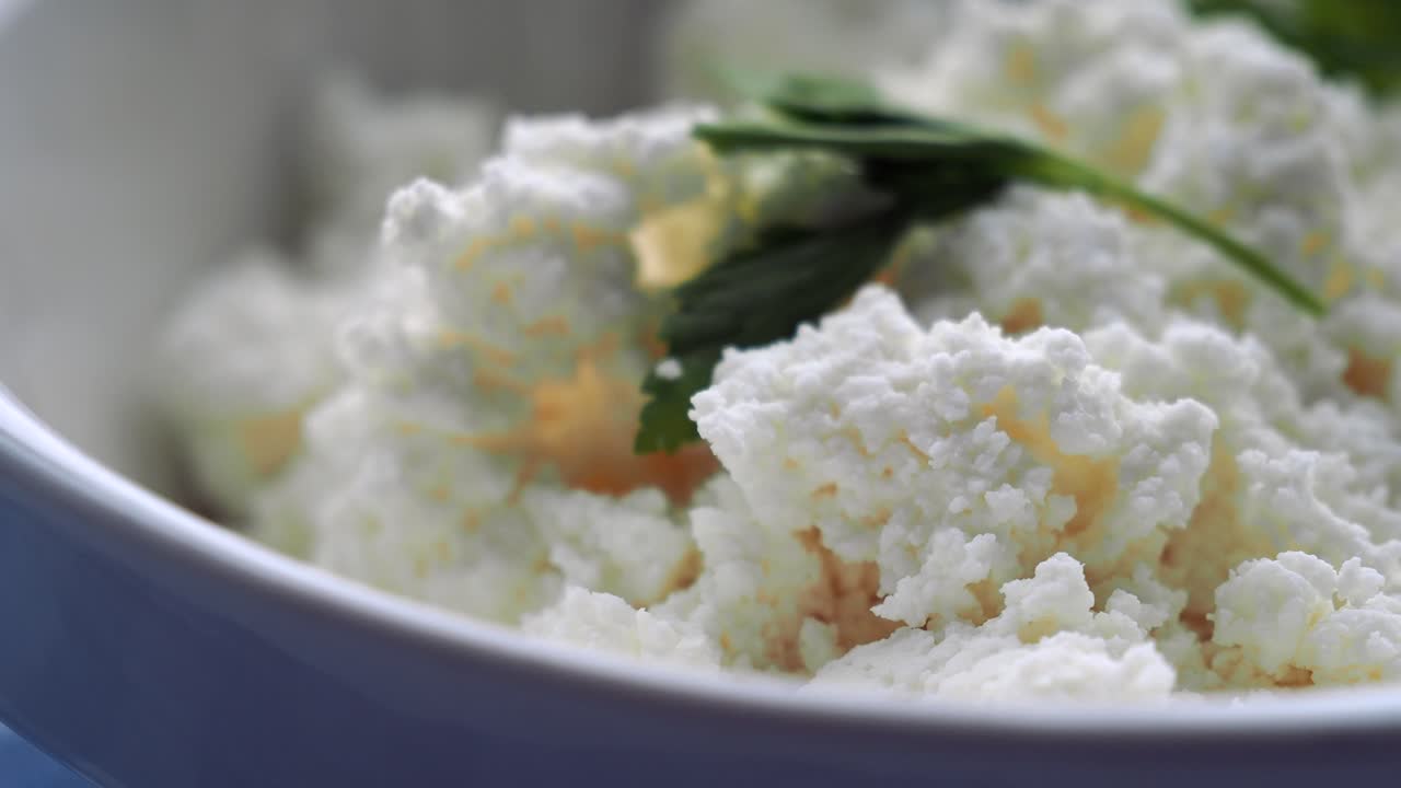 queso cottage en un cuenco