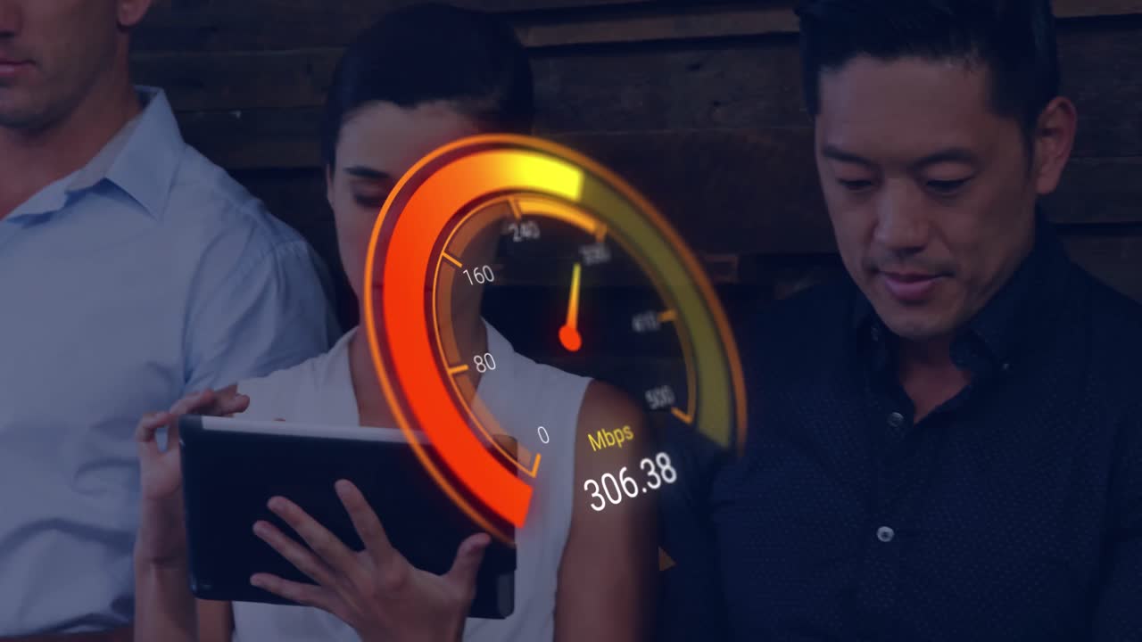 animación de un velocímetro naranja sobre diversos empresarios con dispositivos electrónicos.