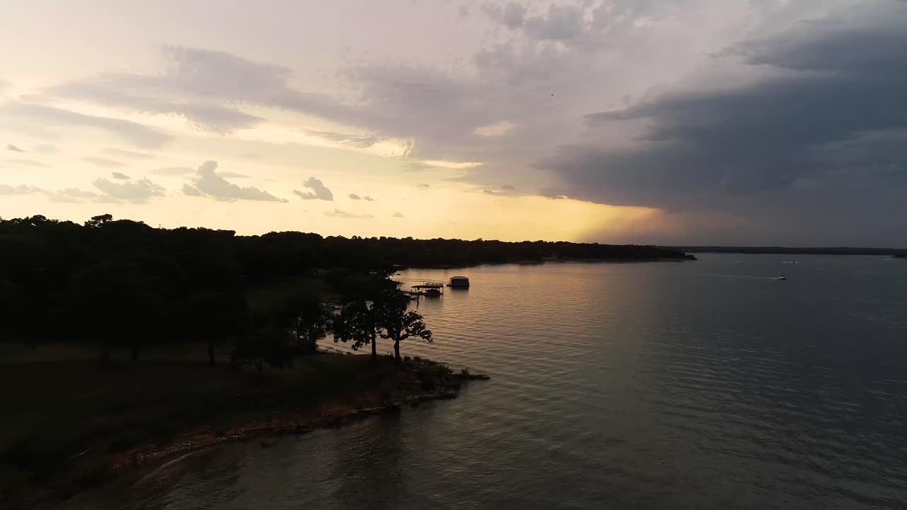 colorido atardecer antes de la tormenta en el lago lewisville en texas