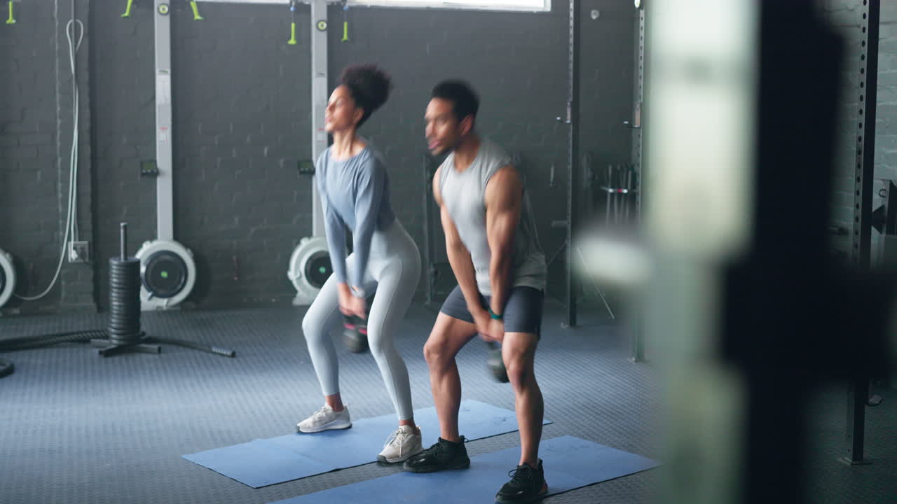 Allenamento, donna e uomo afroamericani con kettlebell