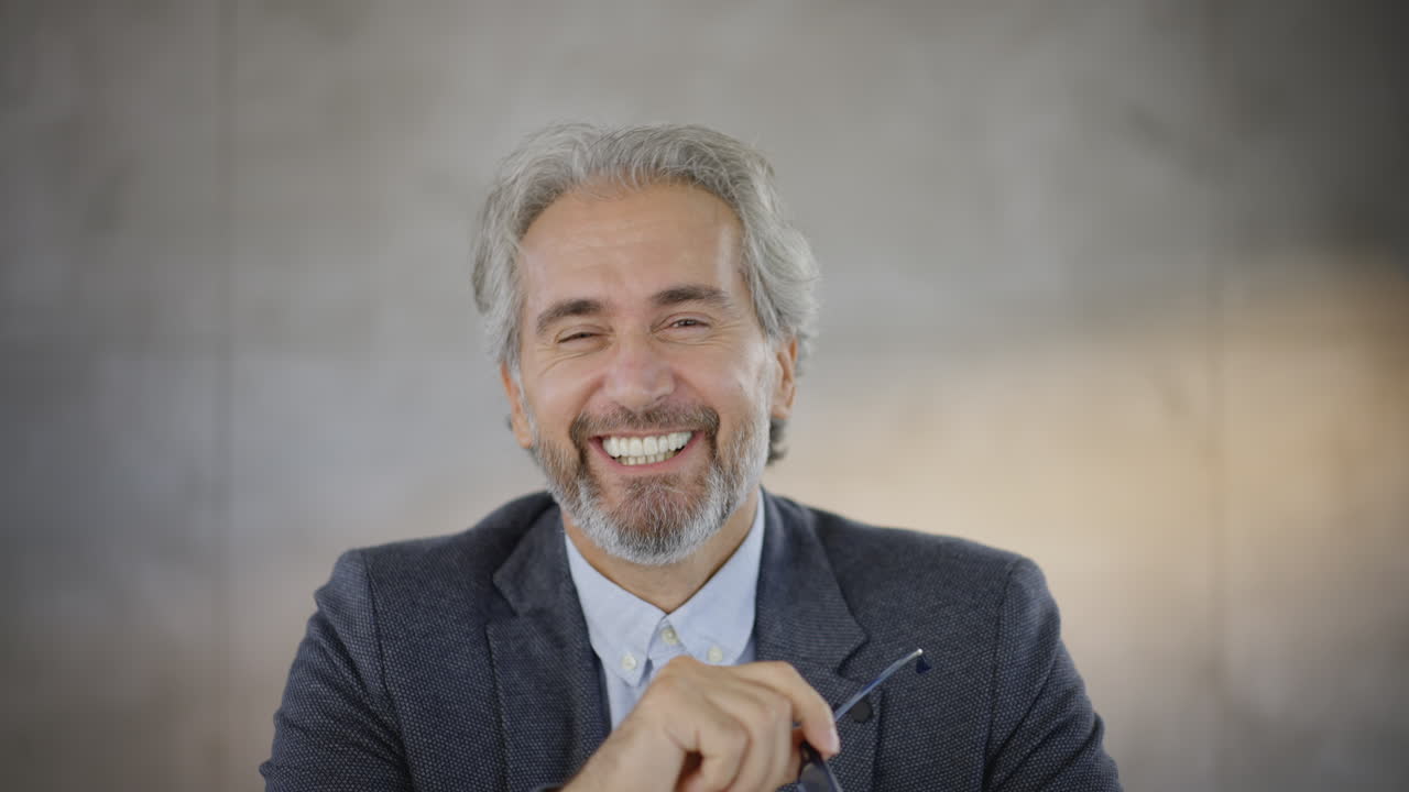 retrato de un hombre de negocios sonriente