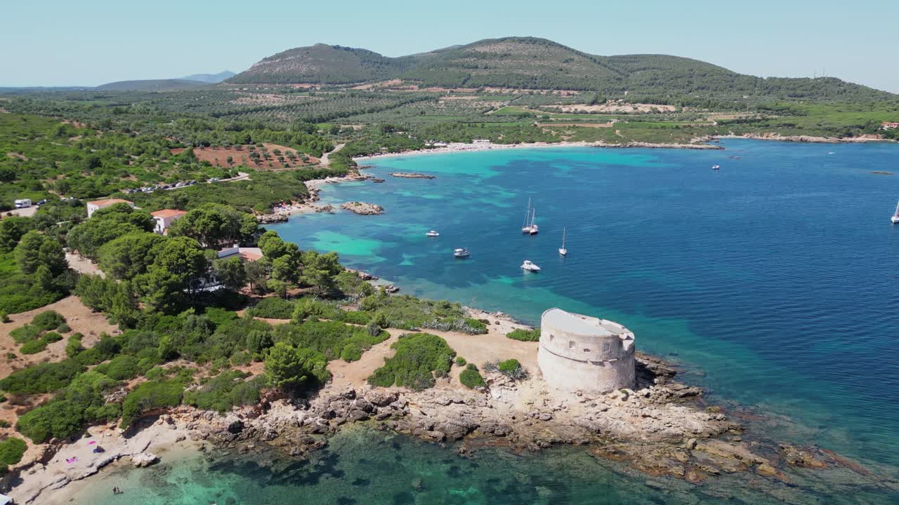 Pequena enseada em frente à Praia de Cala Spinosa em Capo Testa, Santa Teresa di Gallura, Sardenha, Itália - Aéreo 4k.