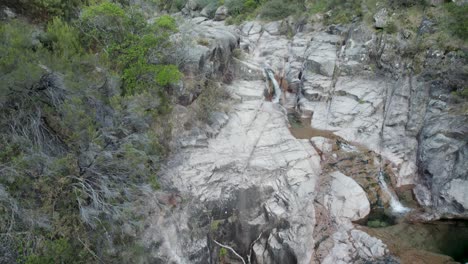 Cascada-Da-Portala-Do-Homem-Cascada-En-El-Parque-Nacional-De-Peneda-Geres