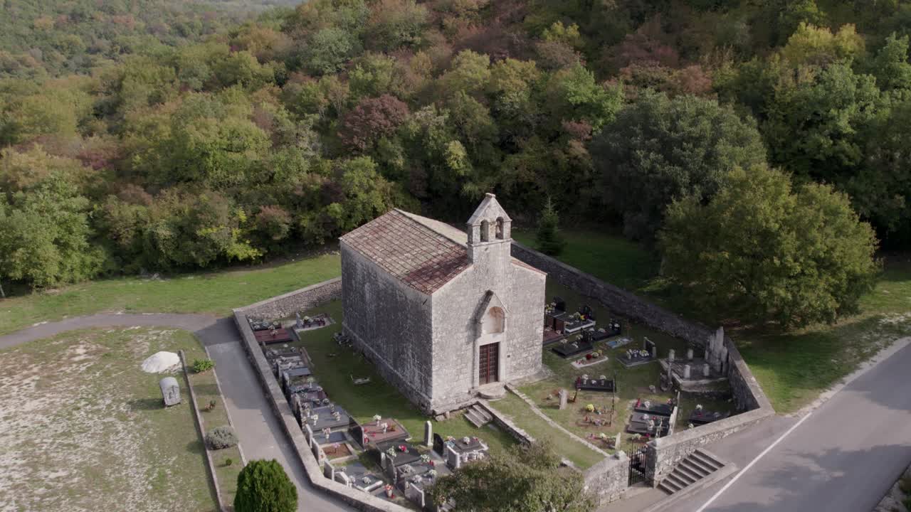 Podzimní les obklopující kostel a starý hřbitov, Kanfanar, Chorvatsko