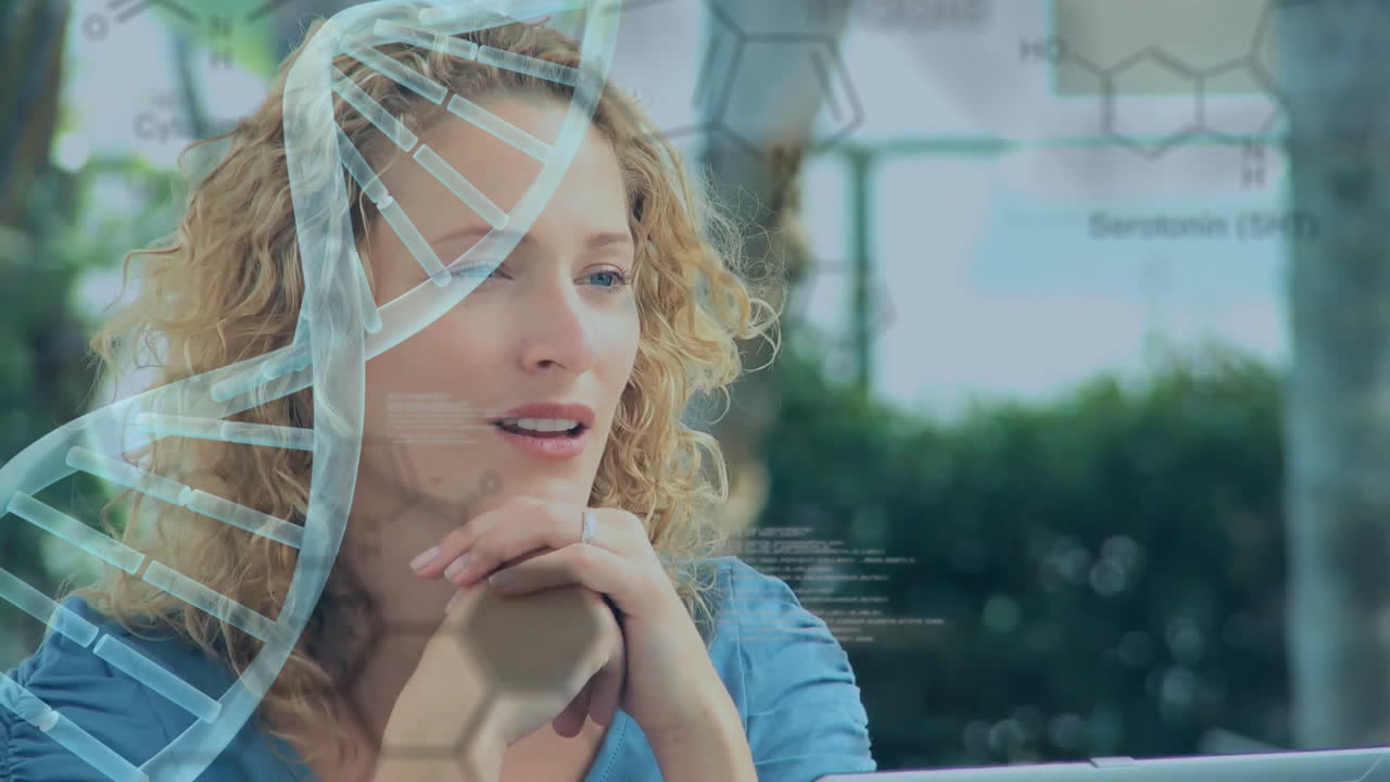 анимация нити днк и обработка данных над белой женщиной, говорящей