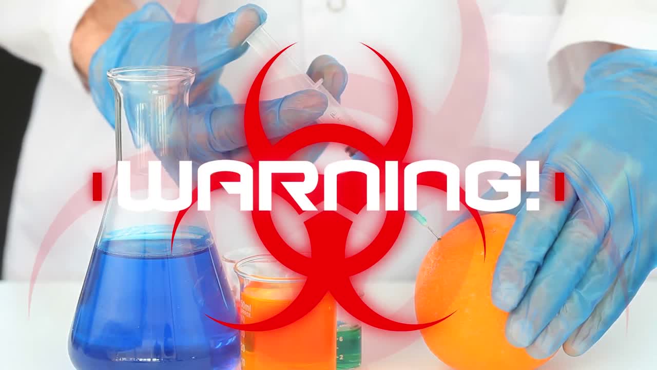 ¡advertencia de palabra! escrito sobre el signo de peligro para la salud sobre el científico en el fondo.