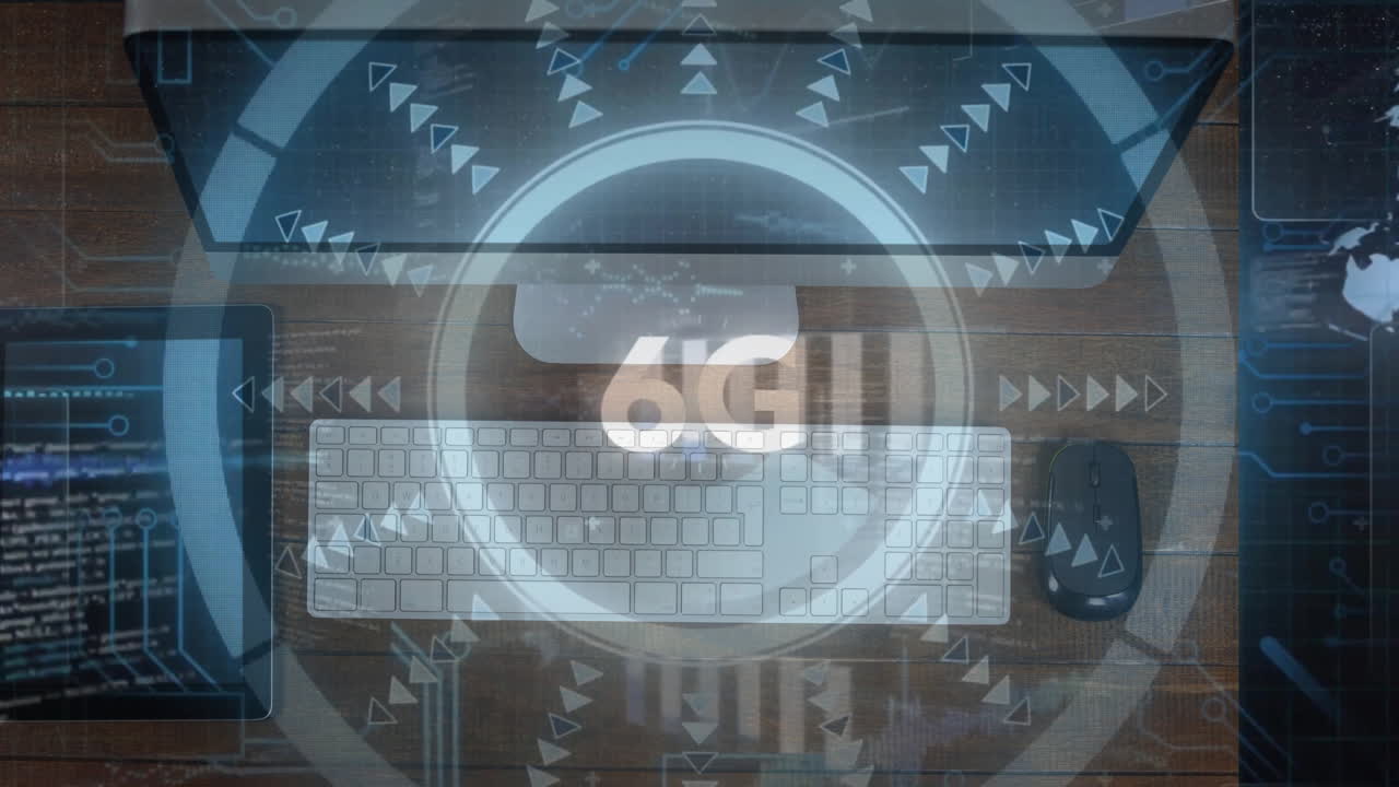 6g 텍스트 및 데이터 프로세싱의 애니메이션 (데스크 위에서 컴퓨터와 함께)