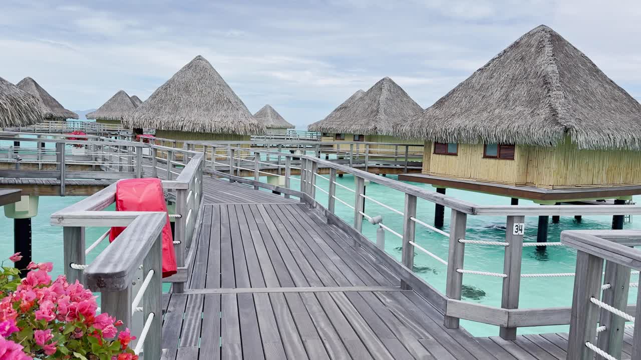 Turkuaz ve akuamarin sığ lagün berrak suyuyla Fransız Polinezyası'ndaki Yaz Bora Bora Tatil Köyü