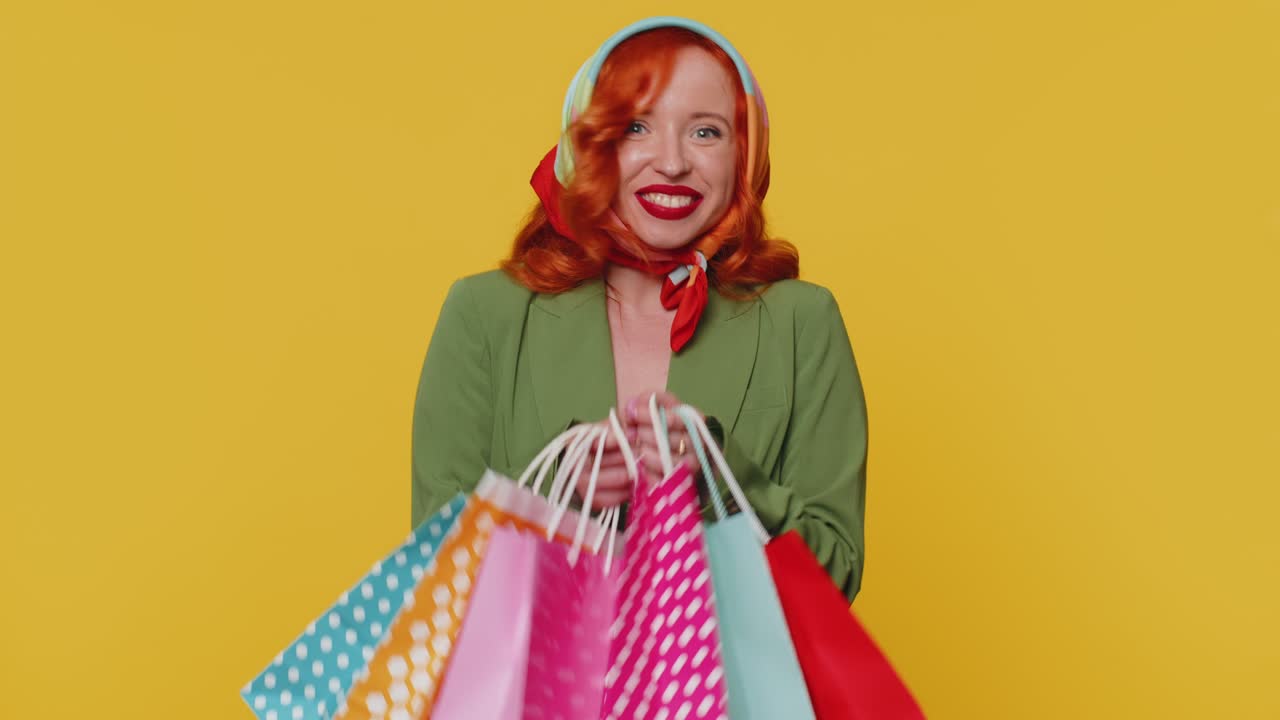 쇼핑 중독자 스타일리시 한 젊은 여성 이 쇼핑 가방 을 보여 주고, 휴일 에 저렴 한 가격 을 광고 한다