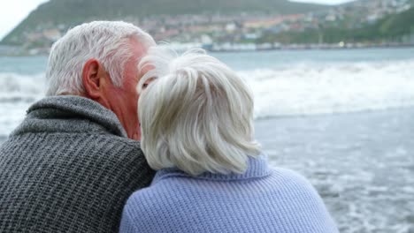 Feliz-Pareja-De-Ancianos-Apuntando-A-La-Vista