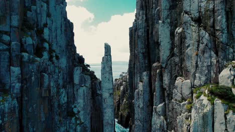 cabo hauy drone vuela cerca de columnas de dolerita en tasmania, australia