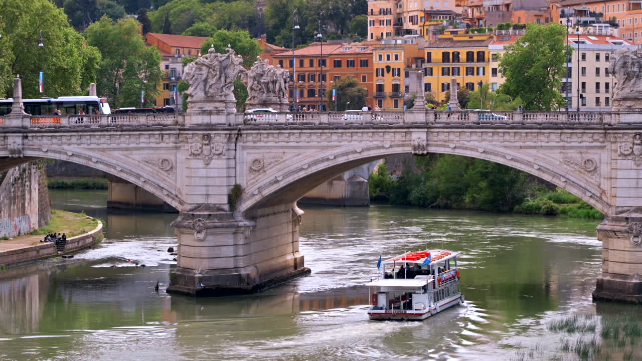 Roma, Italia - 15 agosto 2022: Barca che si muove sotto il ponte Vittorio Emanuele II