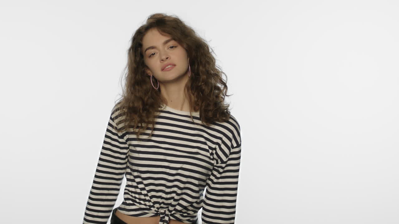 joven alegre bailando sobre un fondo blanco