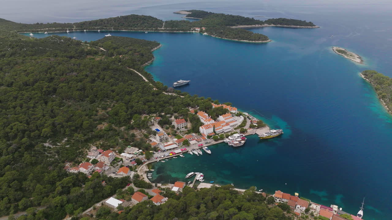 Letecký záběr Národního parku ostrova Mljet v Chorvatsku, Evropě