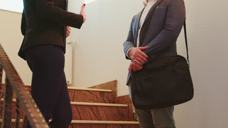 hombres de negocios estrechando la mano mientras discuten