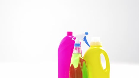 primer plano de los suministros de limpieza