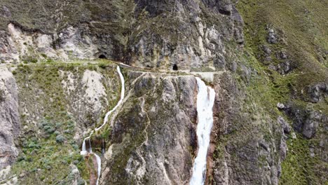 imágenes de drones de la parte superior de una cascada