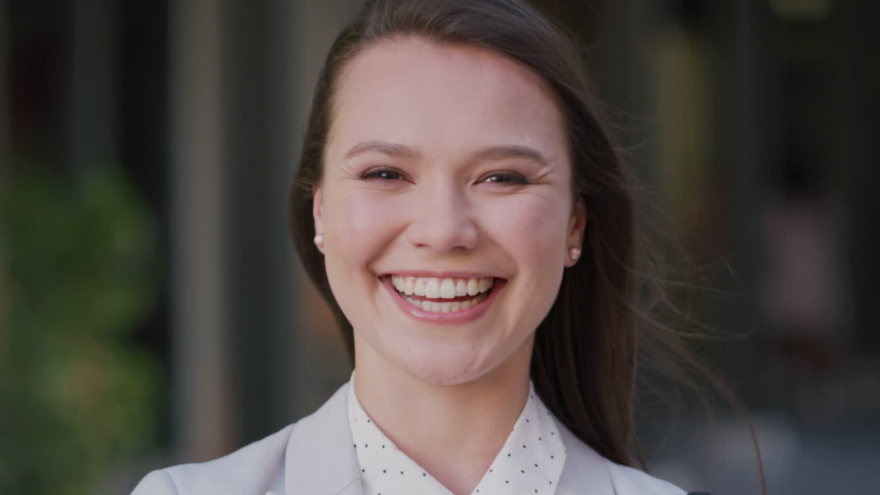 retrato, rostro y mujer de negocios con sonrisa