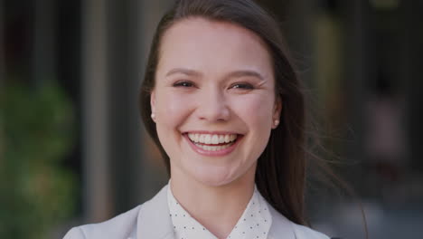 retrato, rostro y mujer de negocios con sonrisa