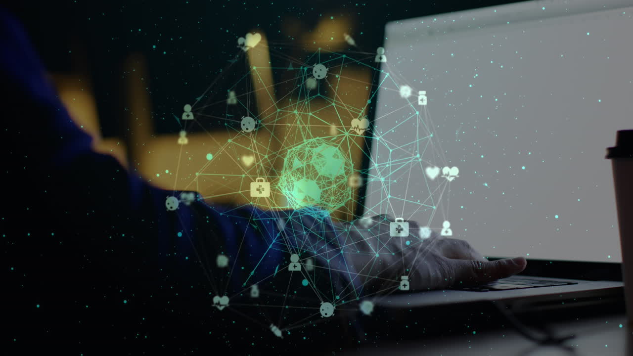 animación de un globo de iconos digitales girando contra la sección media de una persona que usa una computadora portátil.