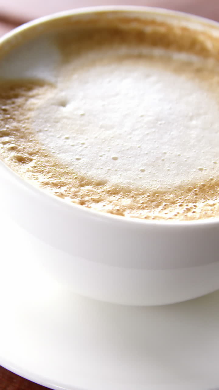 taza de café con platillo y cuchara en la mesa