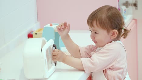 linda niña disfruta jugando juguetes en miniatura en una sala de juegos de café para niños pequeños