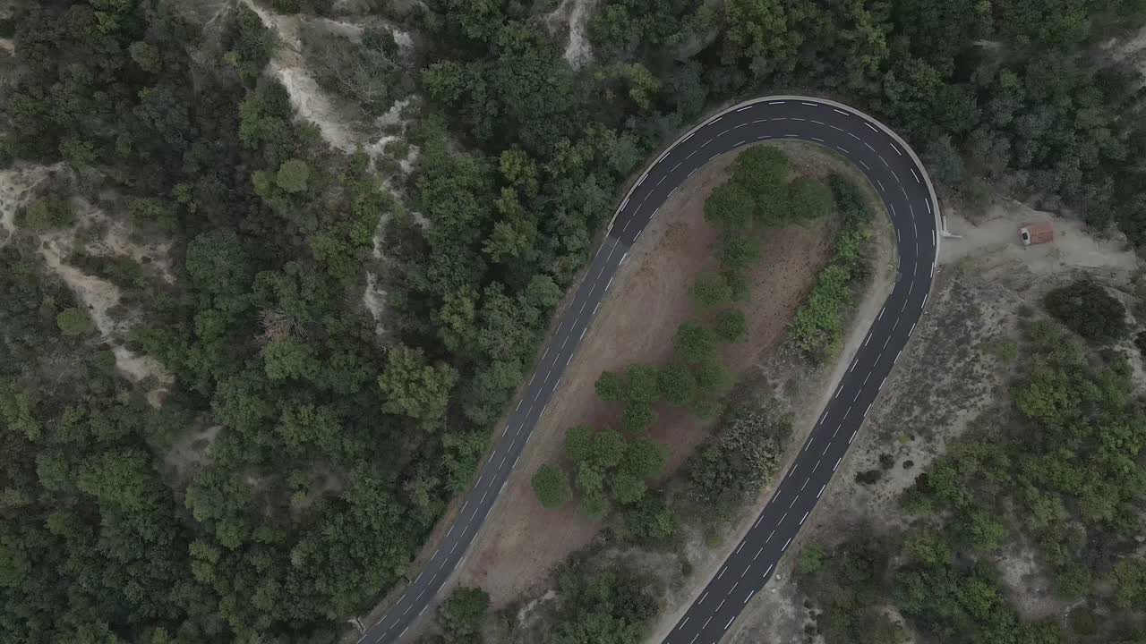 curva cerrada en la autopista rte de montalba en les orgues ille sur tet