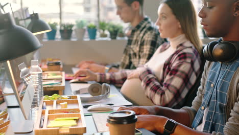 mujer líder ayudante, ingeniera informática