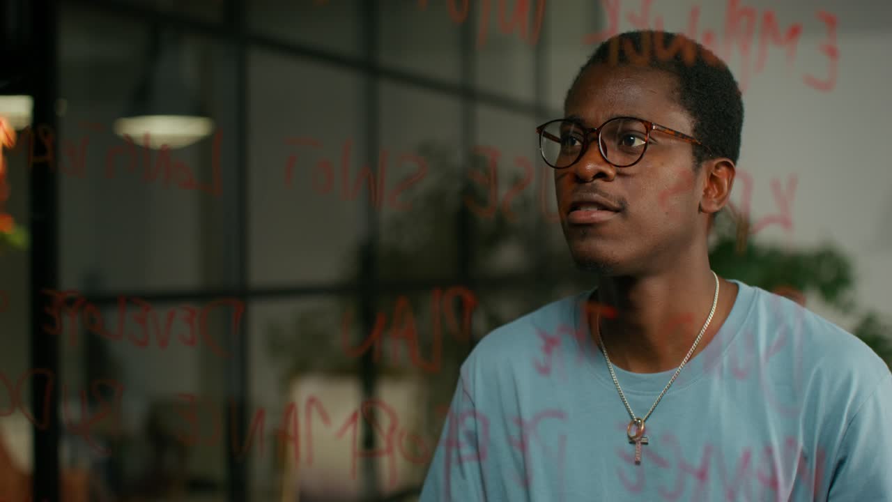 joven en la reunión, profundamente en pensamiento