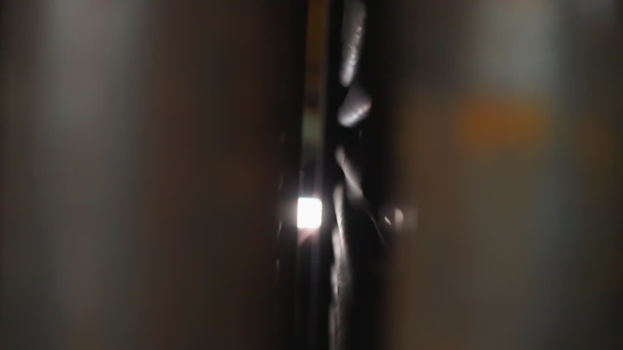 marcos con barras de tubos metálicos en el almacén de la fábrica de primer plano