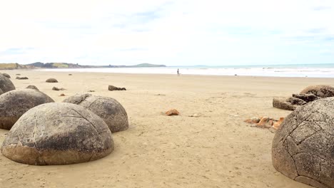 moeraki boulders in new zealand