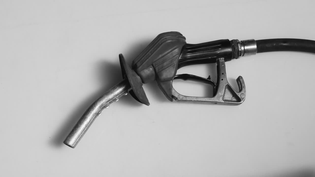 흰색 표면 정적 샷에 가스 펌프