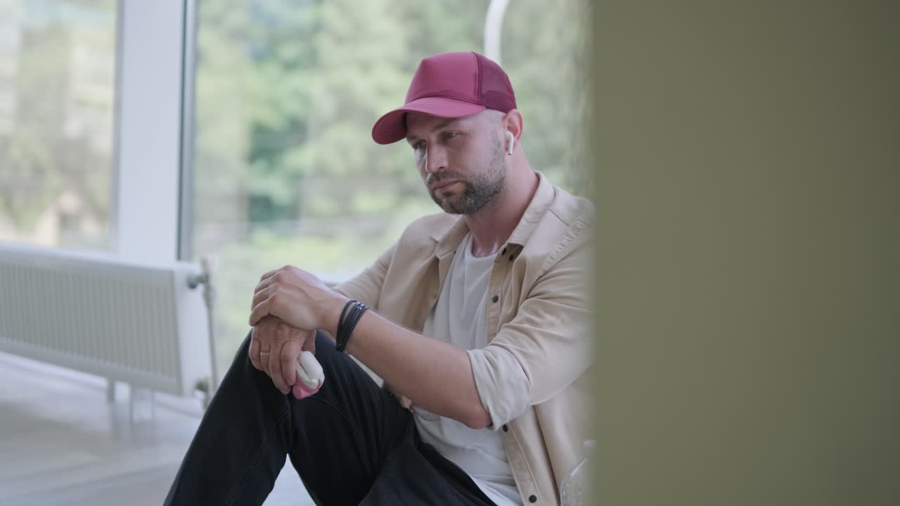hombre bailando breakdance en un estudio moderno