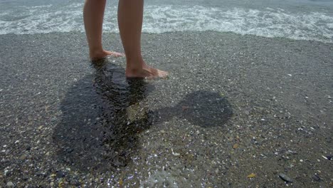 Eine-Aufnahme-Der-Beine-Einer-Jungen-Frau,-Die-An-Einem-Meeresstrand-Tischtennis-Spielt