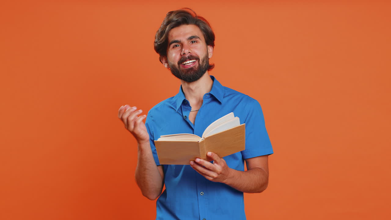 Giovane che legge libri di favole divertenti e interessanti, che ride, che si diverte, che ha hobby, che studia.