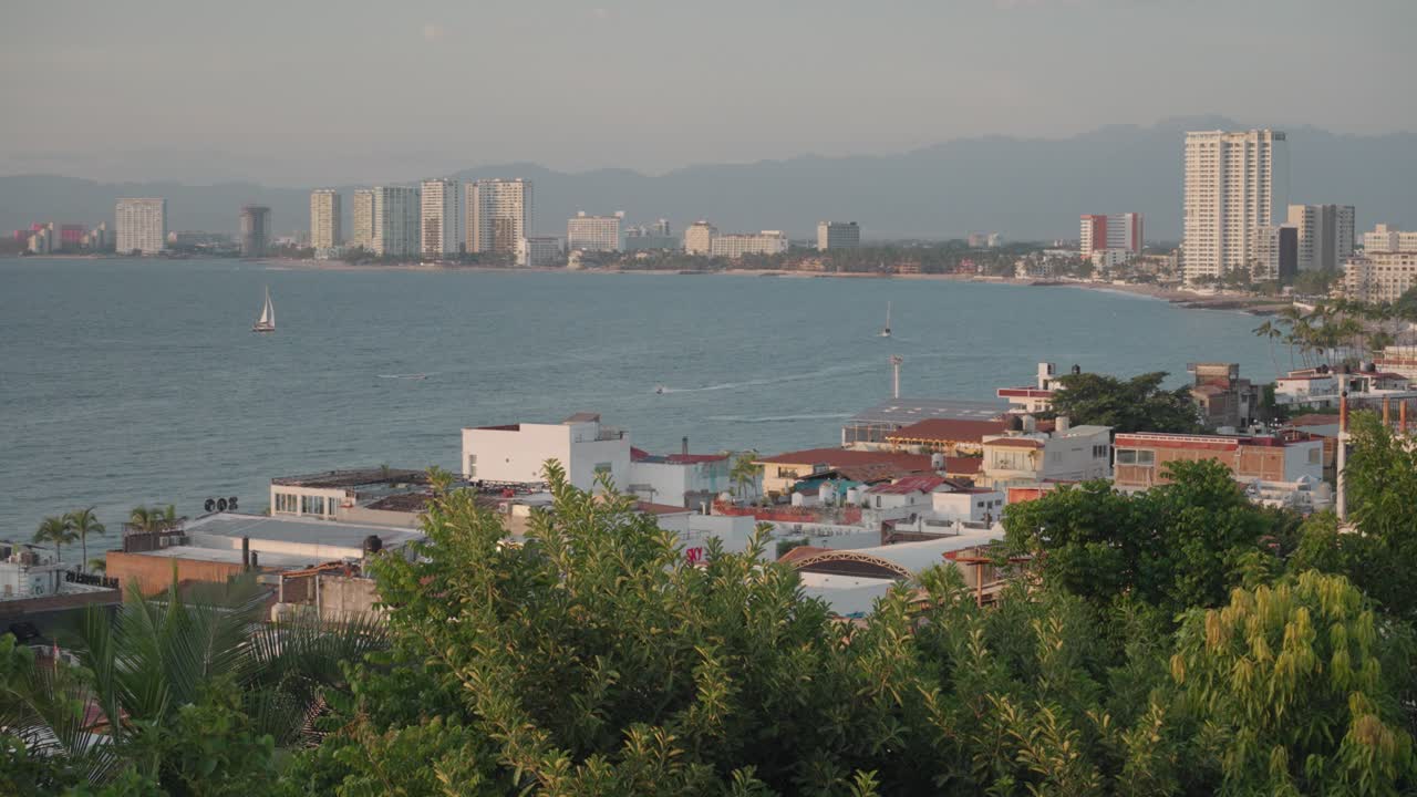 Panorama urbano e vista sull'oceano di Puerto Vallarta