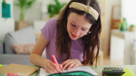 joven estudiante satisfecho y feliz haciendo la tarea en el escritorio