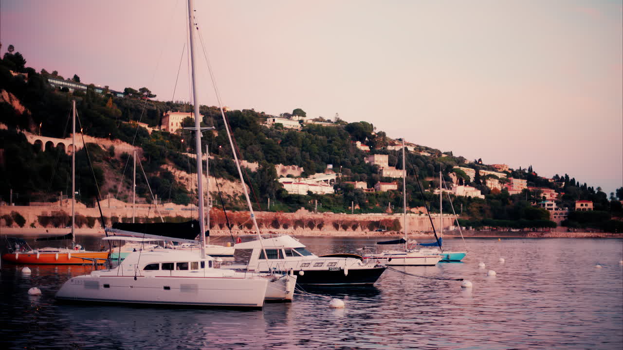 Villefranche-sur-Mer, Francia - 8 dicembre 2024: barche ormeggiate nel Port de Villefranche-sur-Mer di sera