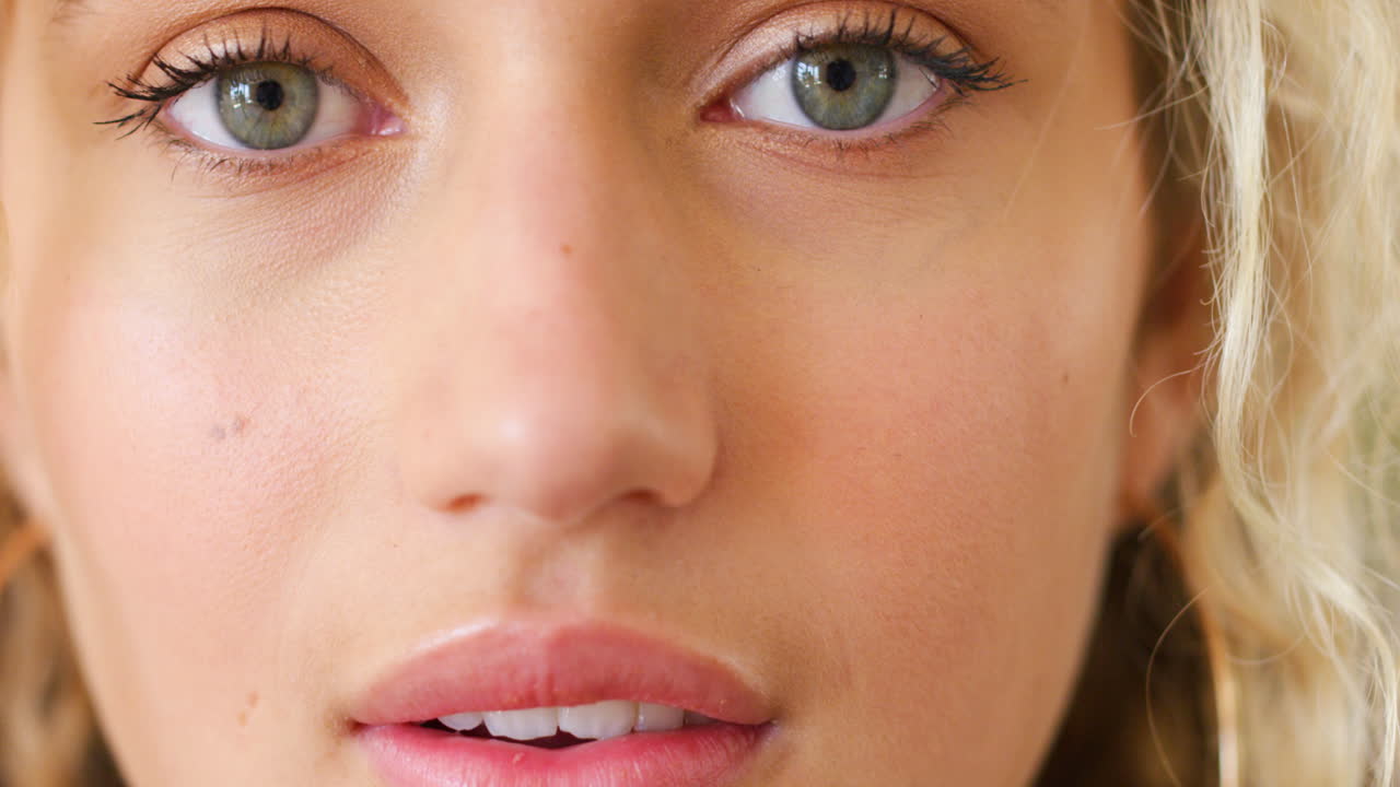 belleza natural, maquillaje y rostro de mujer joven