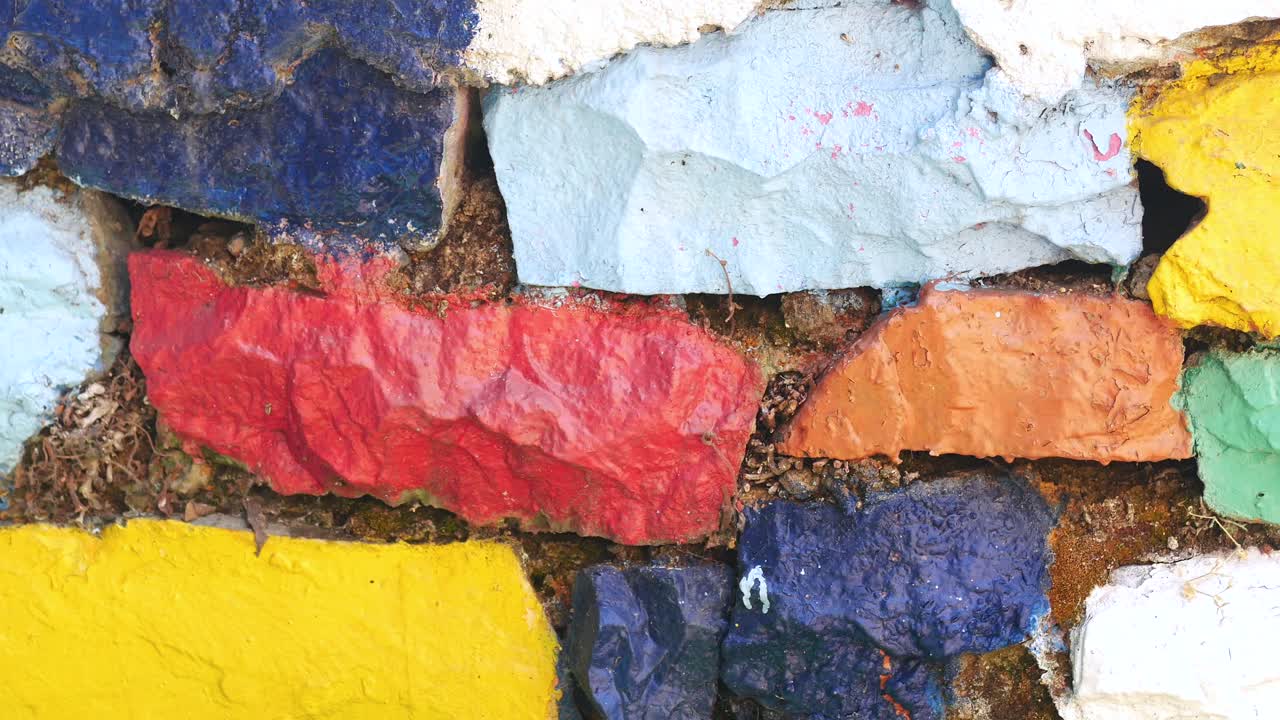 다채로운 페인트 된 돌 벽