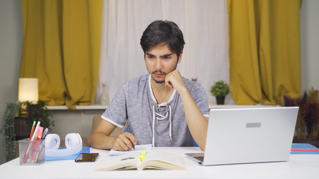 el estudiante masculino que recuerda el mal momento.