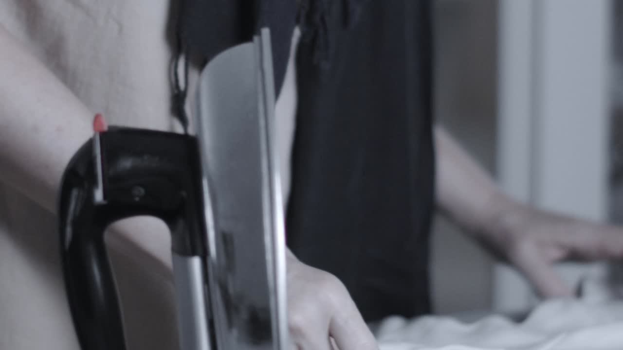 옷을 는 여자 - 그녀의 손에 고립