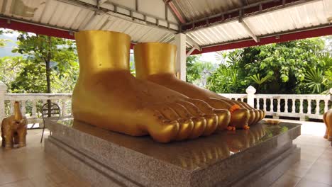 Große-Goldene-Buddha-Füße-Skulptur