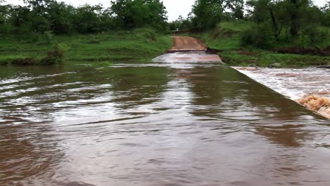 Camino-Remoto-Que-Cruza-El-Río-En-Un-Campo-Sumergido-Bajo-El-Agua-En-África