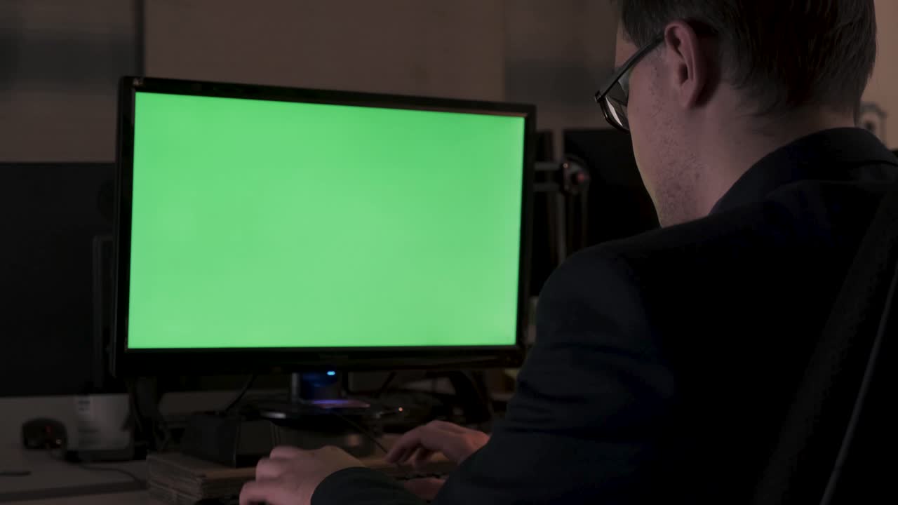 밤에 컴퓨터에서 일하는 사람