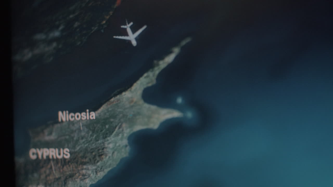 seguimiento de la ruta de vuelo utilizando el monitor de asiento en el avión